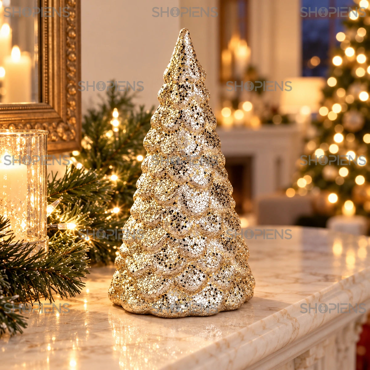 Brad decorativ șampanie cu glitter, 20 cm pe șemineu, într-un decor de seară cu lumini festive | Shopiens®