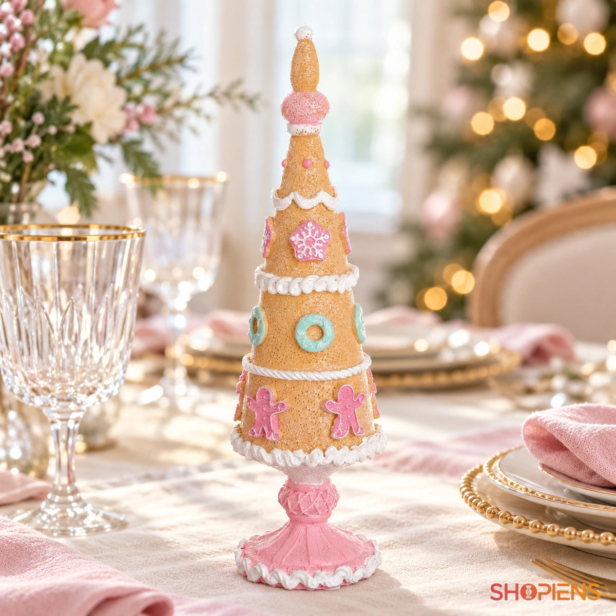 Brad decorativ cu turtă dulce și gogoși, 26,5 cm pe o masă festivă, în lumină naturală | Shopiens®