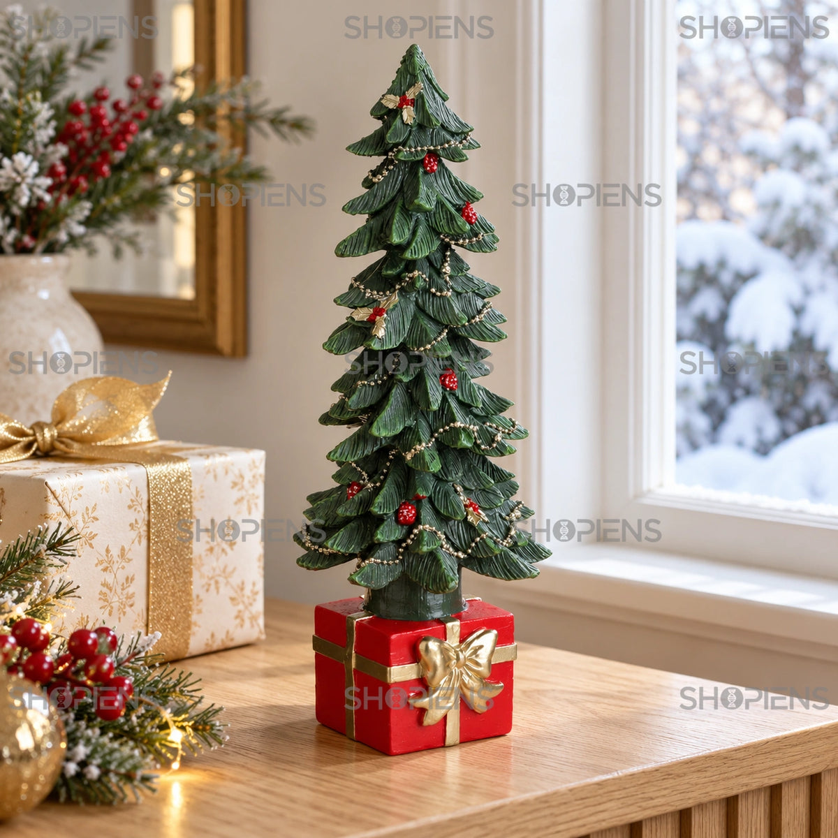 Brad ornamental verde cu bază cadou roșie, 33 cm pe o consolă lângă fereastră, într-un decor de iarnă | Shopiens®
