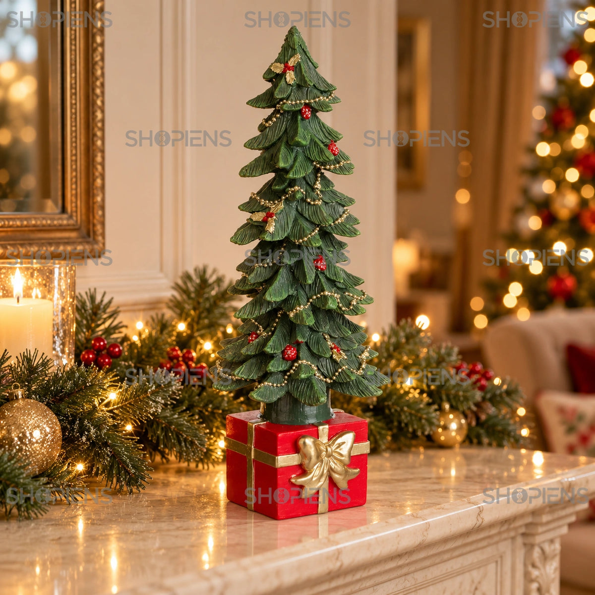 Brad ornamental verde cu bază cadou roșie, 33 cm pe șemineu, într-un decor de seară cu lumini de Crăciun | Shopiens®