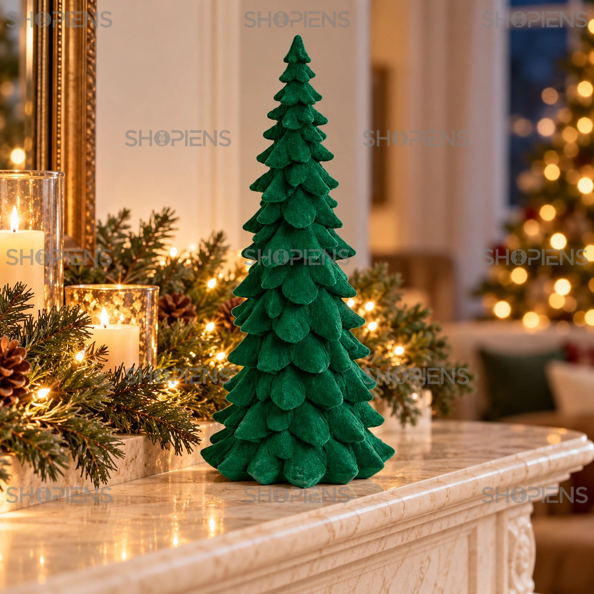 Brad decorativ înalt din polirășină verde catifelată, 32 cm pe șemineu, într-un decor de seară cu lumini de Crăciun | Shopiens®
