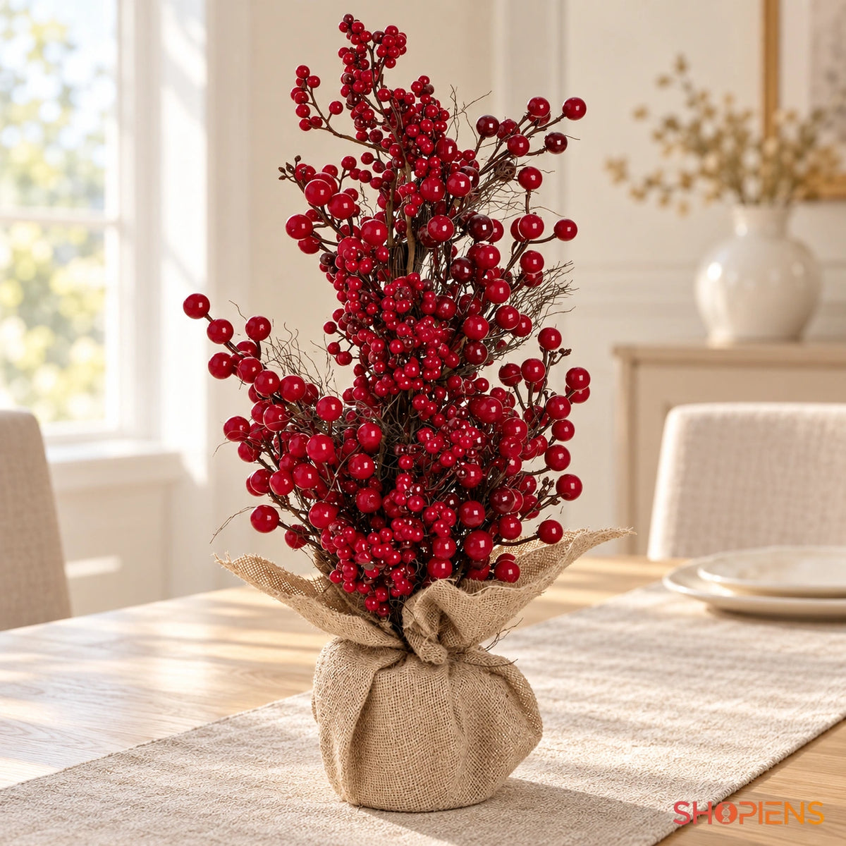 Brăduț decorativ cu fructe roșii pe bază din iută, 60 cm pe masa festivă, în lumină naturală | Shopiens®