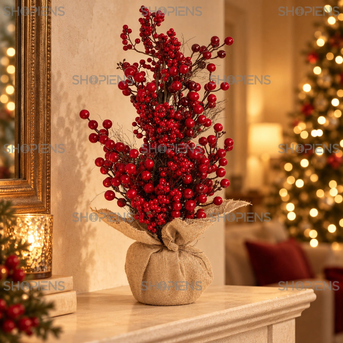 Brăduț decorativ cu fructe roșii pe bază din iută, 60 cm pe șemineu, într-un decor de seară cu lumini de Crăciun | Shopiens®