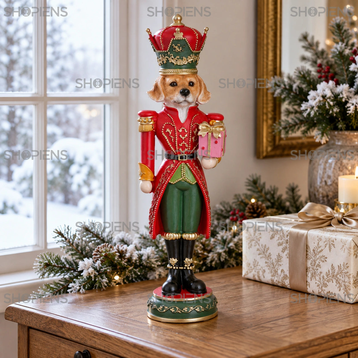 Câine soldățel cu uniformă și cadou roz, 37 cm pe o consolă lângă fereastră, într-un decor de iarnă | Shopiens®