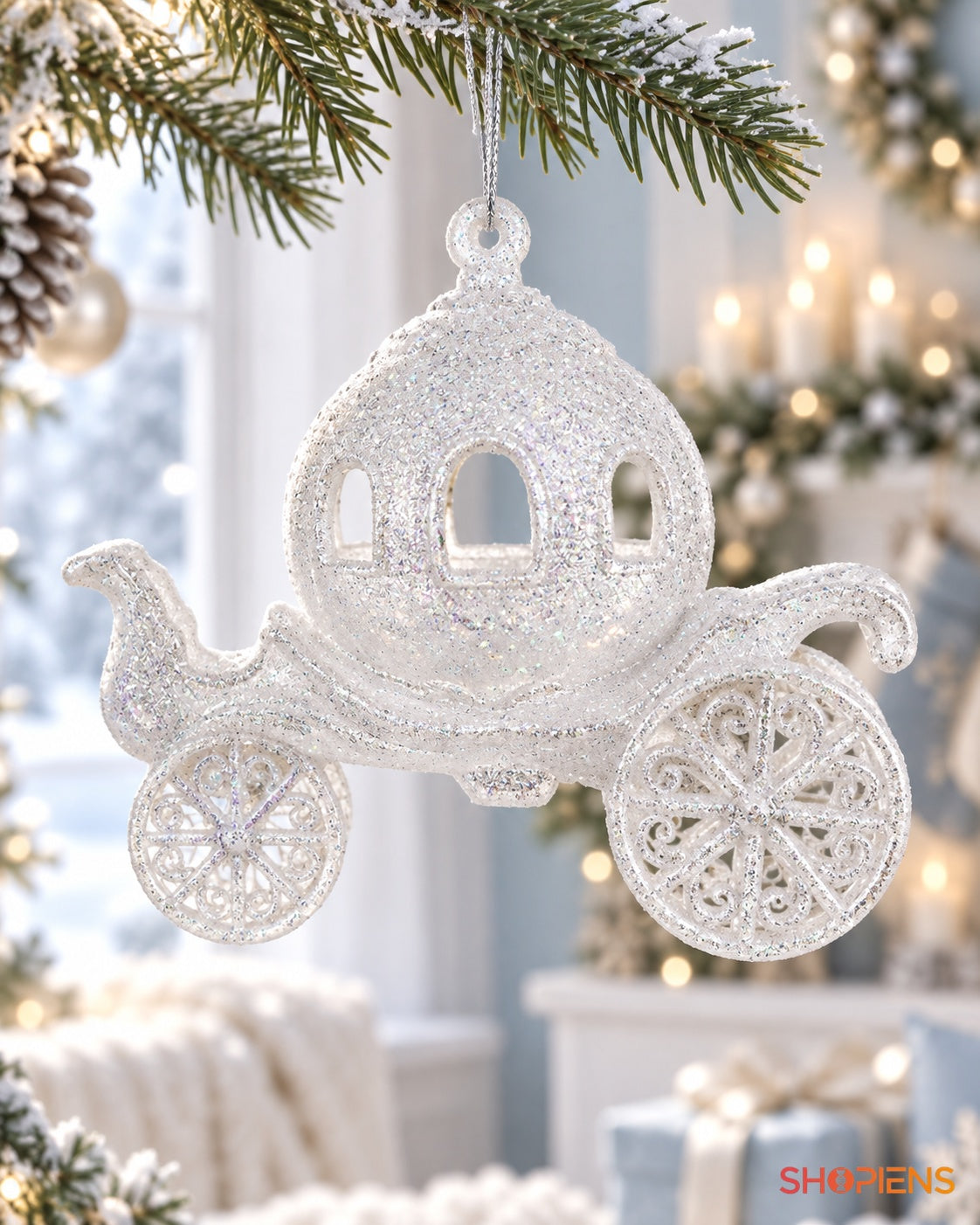 Caleașcă alb cu glitter în decor de Crăciun – Shopiens