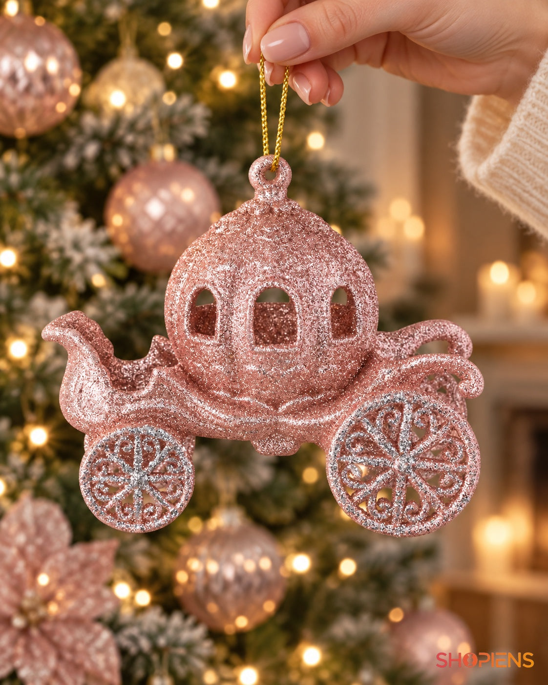 Caleașcă roz cu glitter în decor de Crăciun – Shopiens