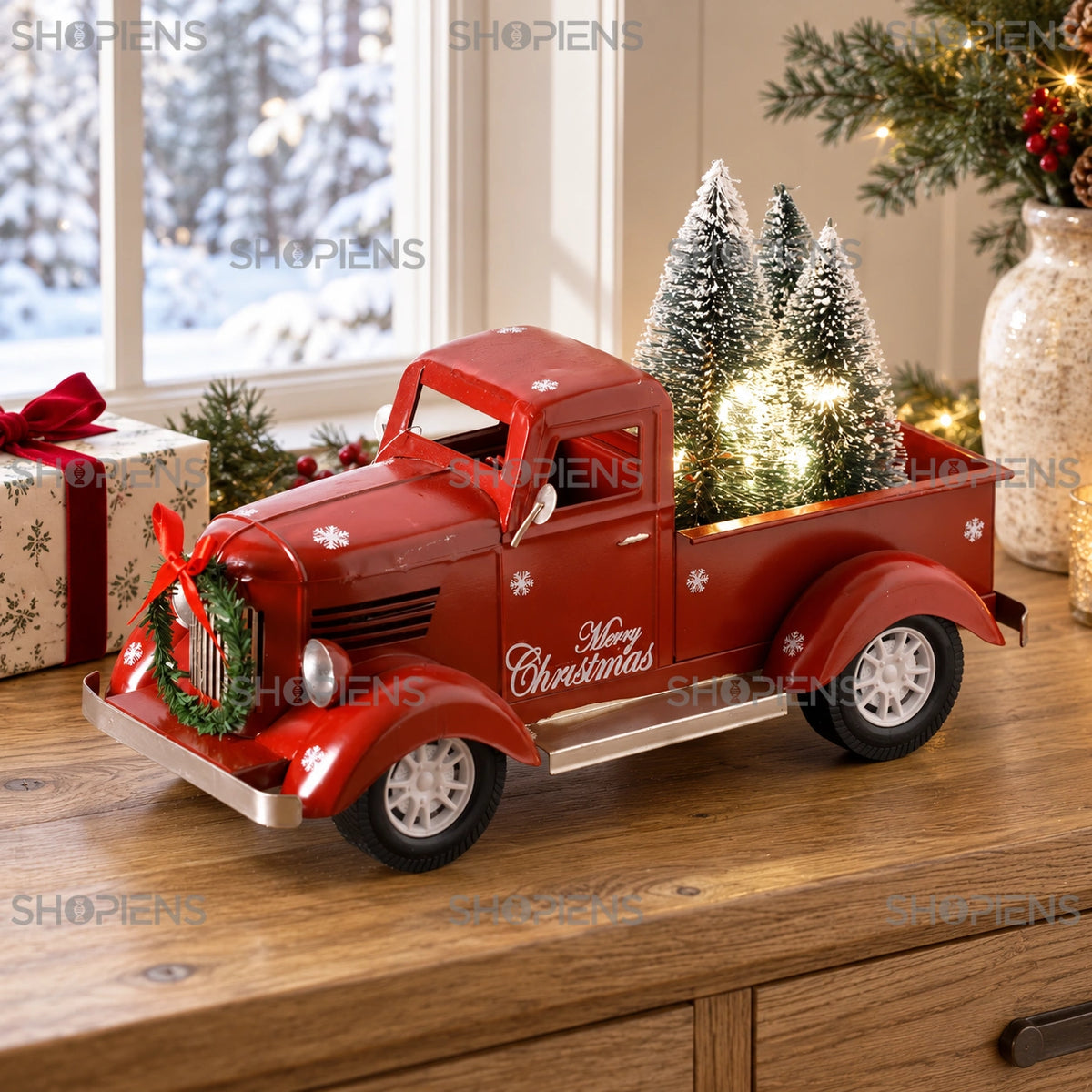 Camion decorativ roșu cu brăduți luminați, 35 cm pe o consolă lângă fereastră, într-un decor de iarnă | Shopiens®