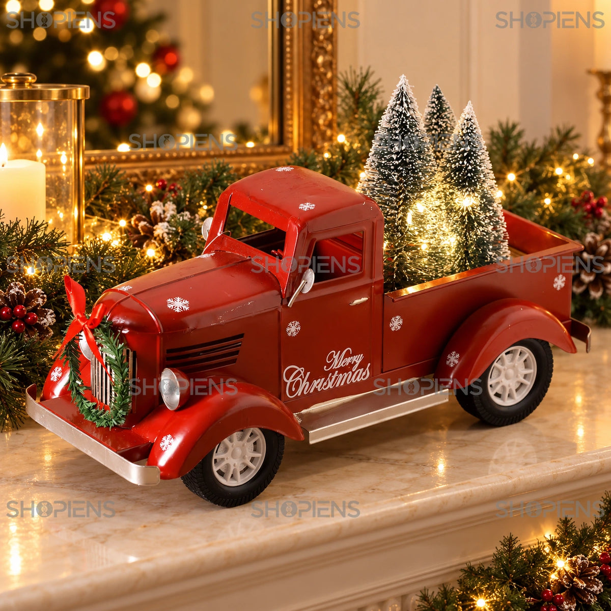 Camion decorativ roșu cu brăduți luminați, 35 cm pe șemineu, într-un decor de seară cu lumini de Crăciun | Shopiens®