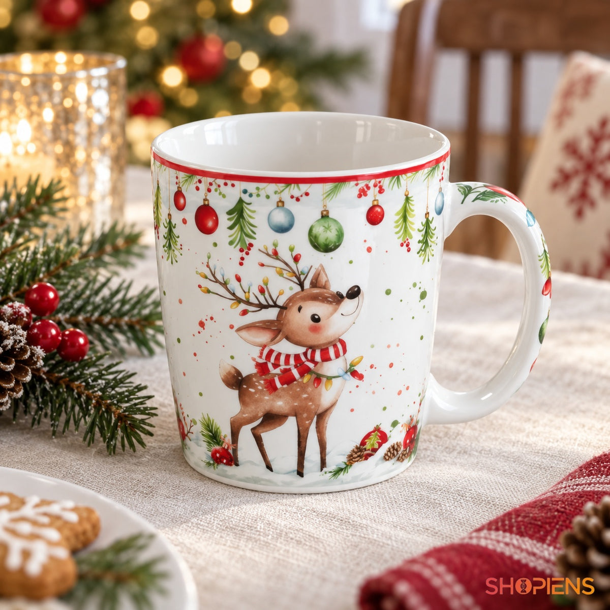 Cană albă cu cerb și ornamente, 380 ml într-un cadru festiv de iarnă