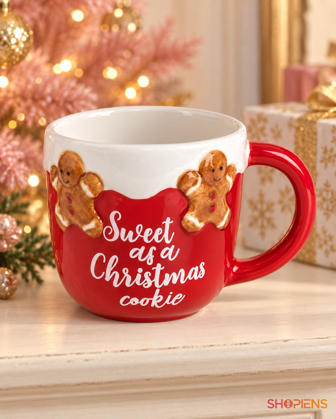 Cană decorativă cu figurine gingerbread în relief într-un cadru de Crăciun