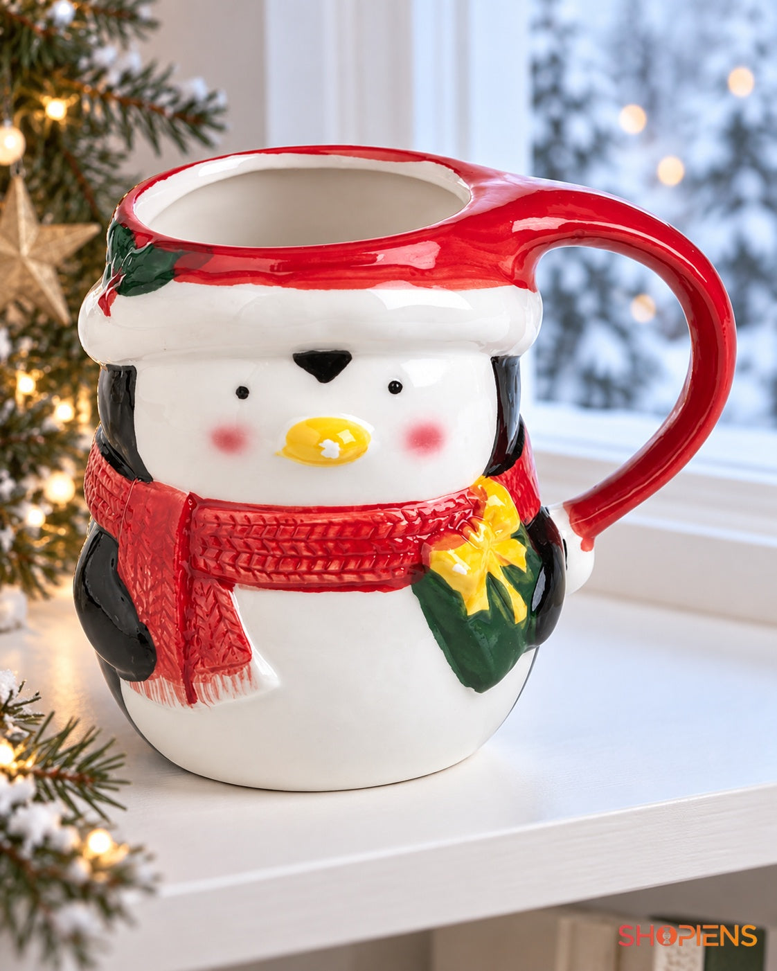 Cană decorativă pinguin cu fular roșu într-un cadru de Crăciun