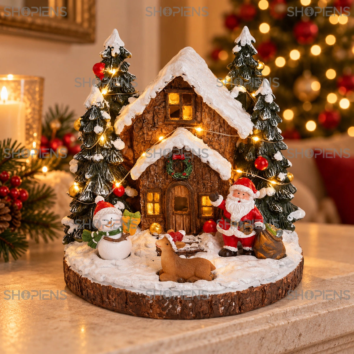 Căsuță cu Moș Crăciun, ren și om de zăpadă cu LED, 20 cm pe șemineu, într-un decor de seară cu lumini de Crăciun | Shopiens®