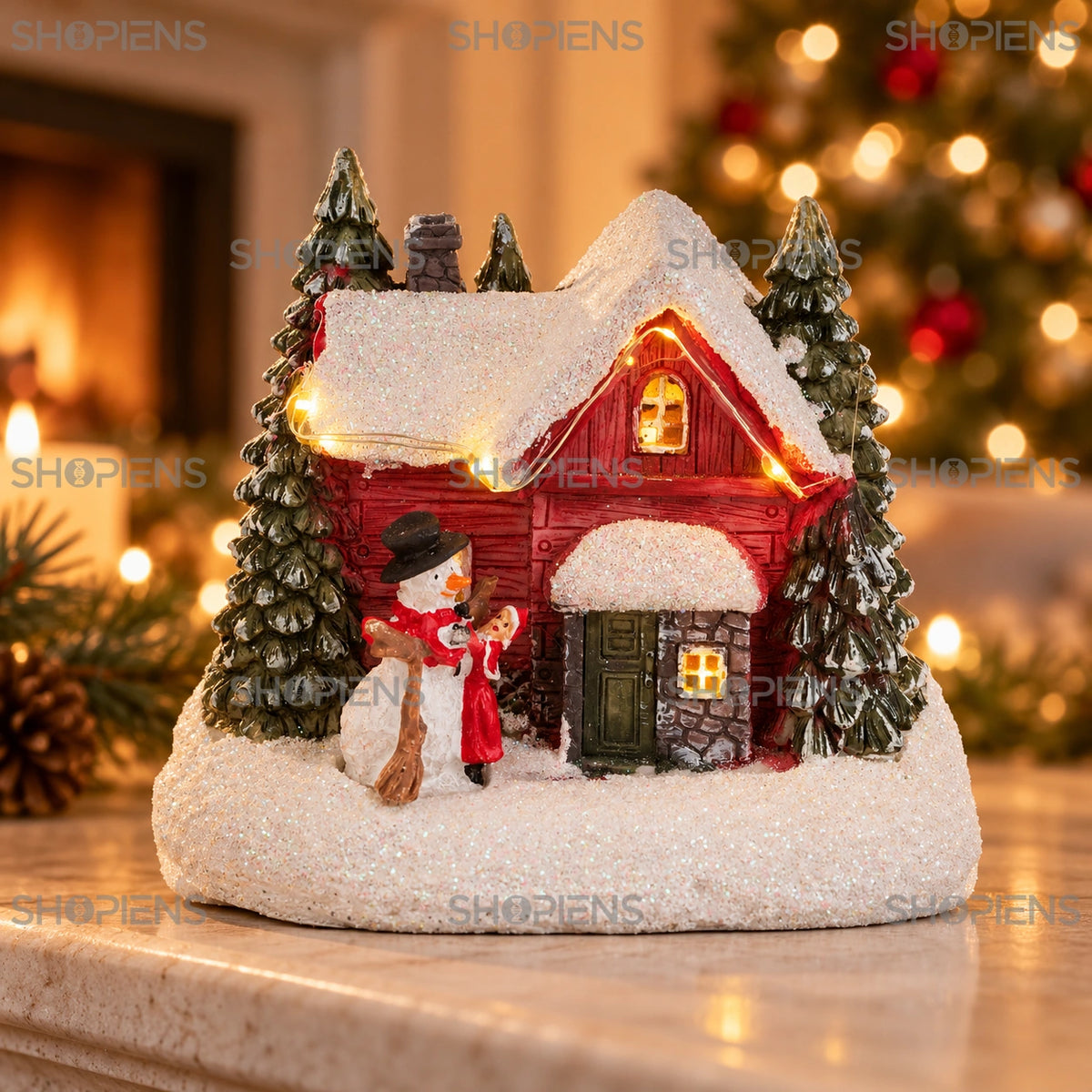 Căsuță ninsă cu om de zăpadă și LED, 11 × 9 × 10 cm pe șemineu, într-un decor de seară cu lumini de Crăciun | Shopiens®