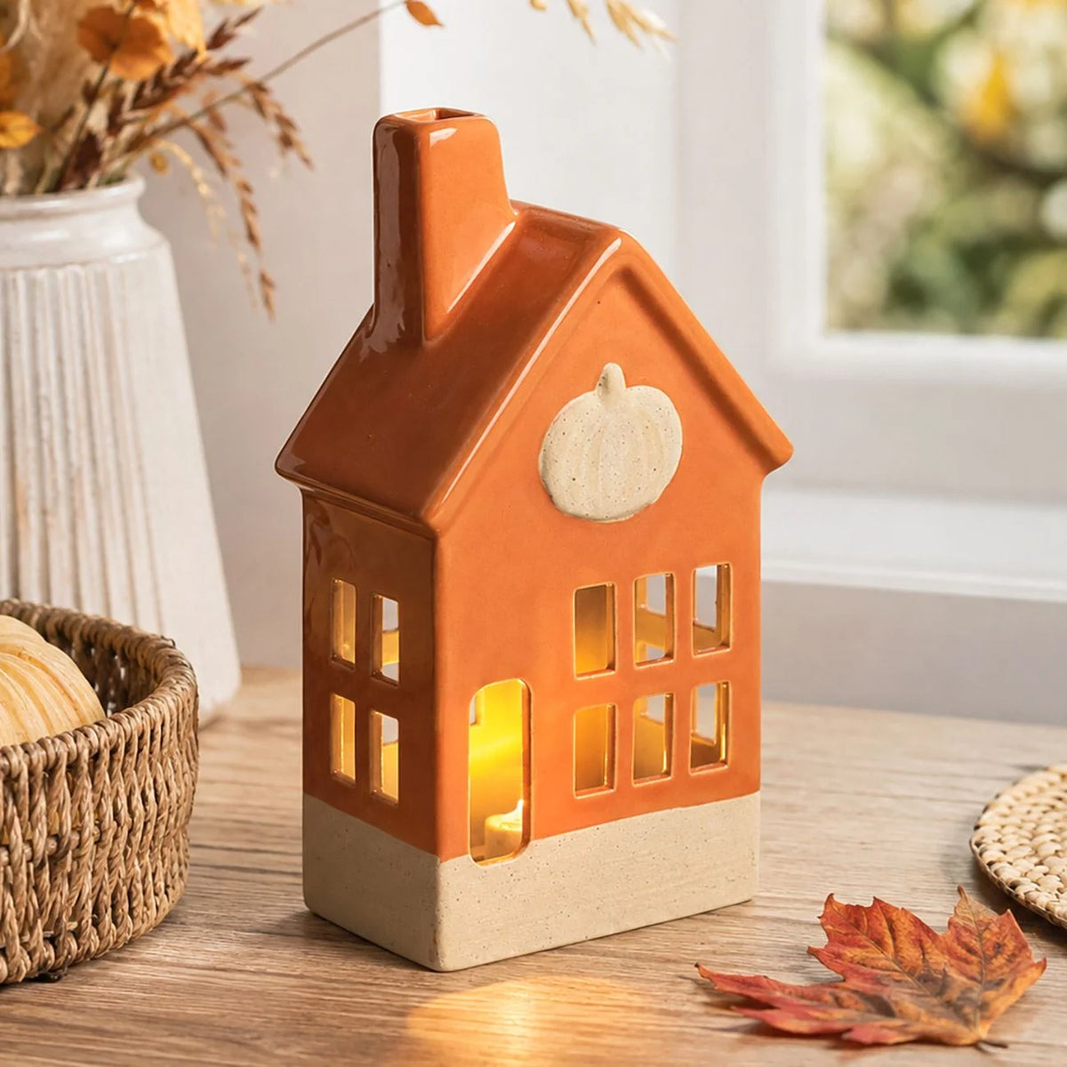 Casuta Portocalie Cu LED Si Detaliu Dovleac, 18 Cm - lifestyle principala - Shopiens
