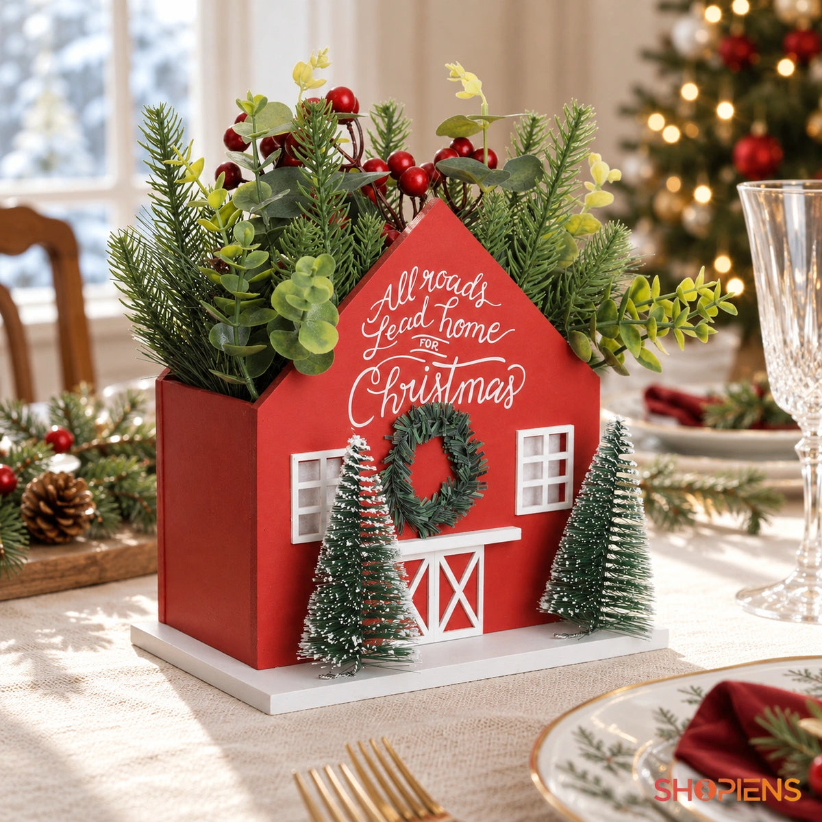 Căsuță roșie cu brazi și verdeață decorativă, 30 cm pe masa festivă, în lumină naturală | Shopiens®