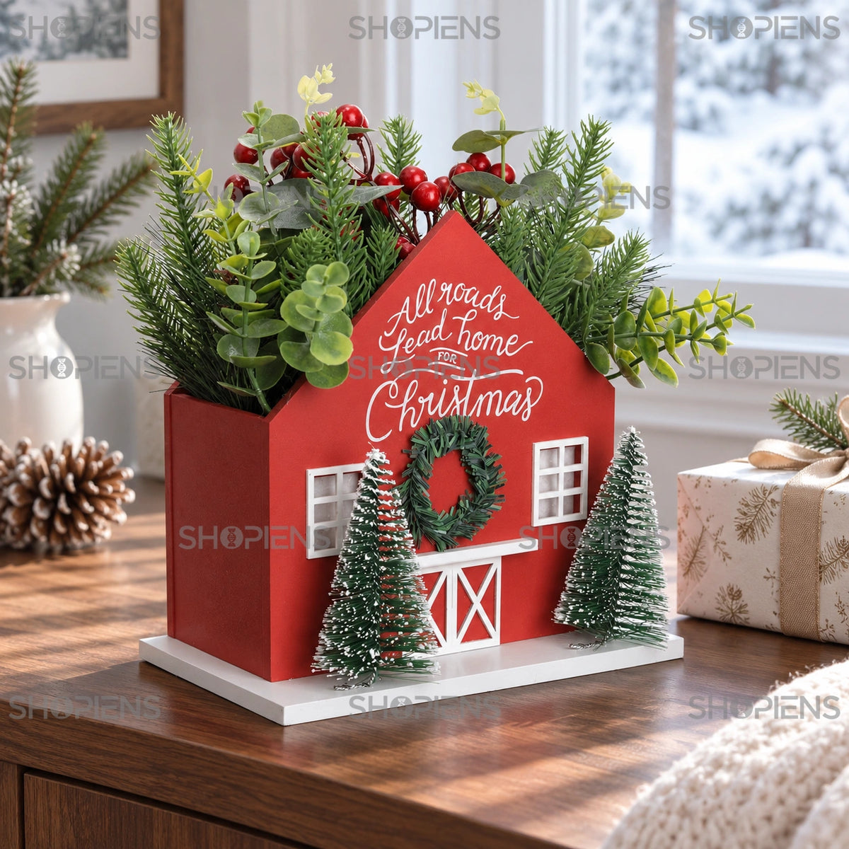 Căsuță roșie cu brazi și verdeață decorativă, 30 cm pe o consolă lângă fereastră, într-un decor de iarnă | Shopiens®