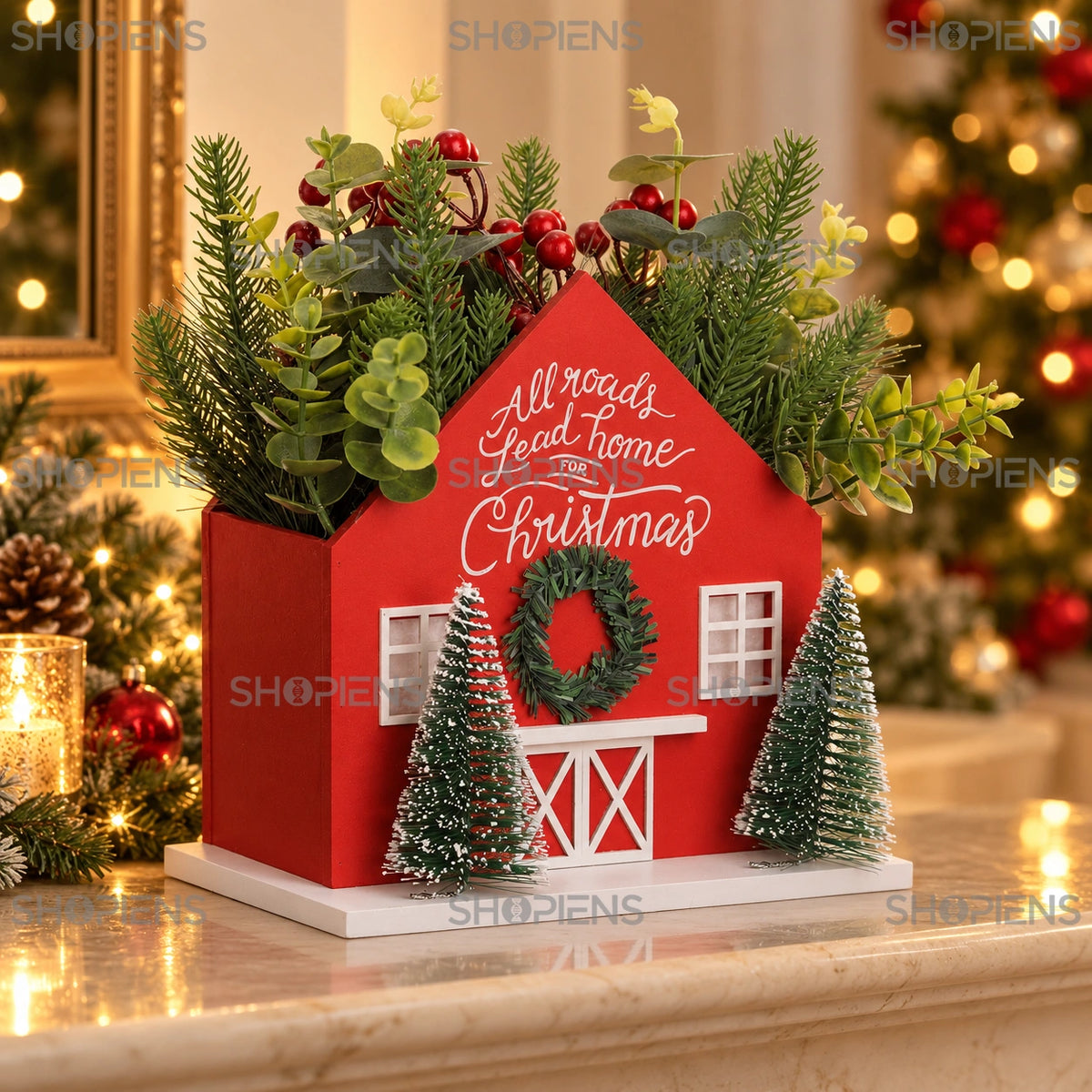 Căsuță roșie cu brazi și verdeață decorativă, 30 cm pe șemineu, într-un decor de seară cu lumini de Crăciun | Shopiens®