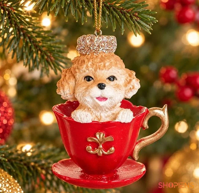 Cățel caniche în ceașcă roșie, 9 cm, în brad, decor neinclus | Shopiens®