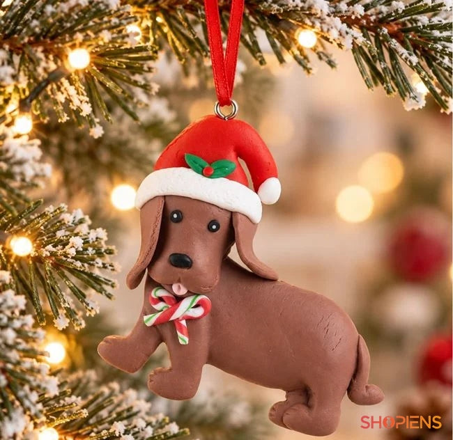 Cățel maro cu căciulă de Moș Crăciun, 9 cm, în brad, decor neinclus | Shopiens®