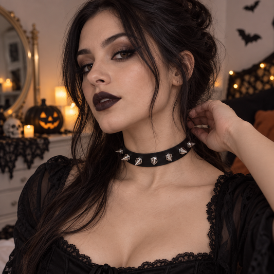 Choker Punk Negru Cu Tinte Argintii Si Capse - in folosinta 2 - Shopiens