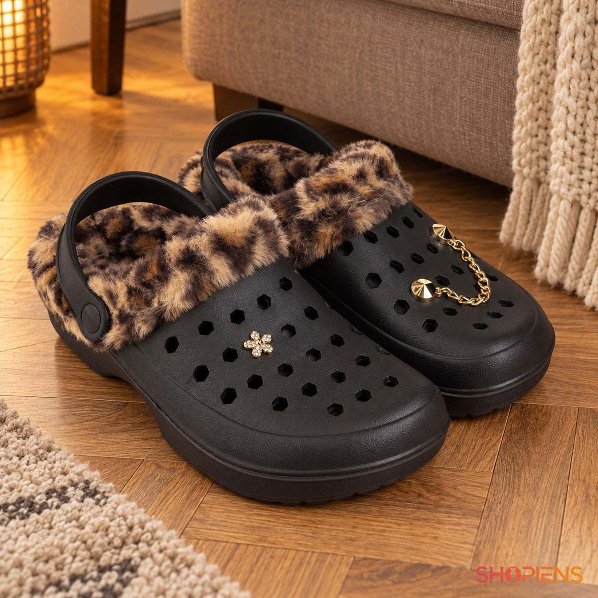 Saboți negri cu blană animal print și accesorii aurii — în decor de casă, mărimea 38-39