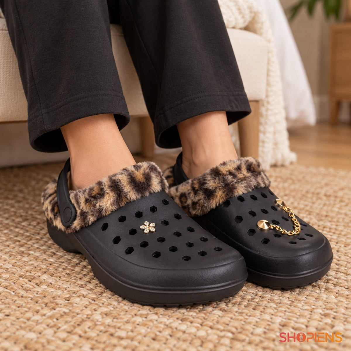 Saboți negri cu blană animal print și accesorii aurii — în decor de casă, mărimea 40-41
