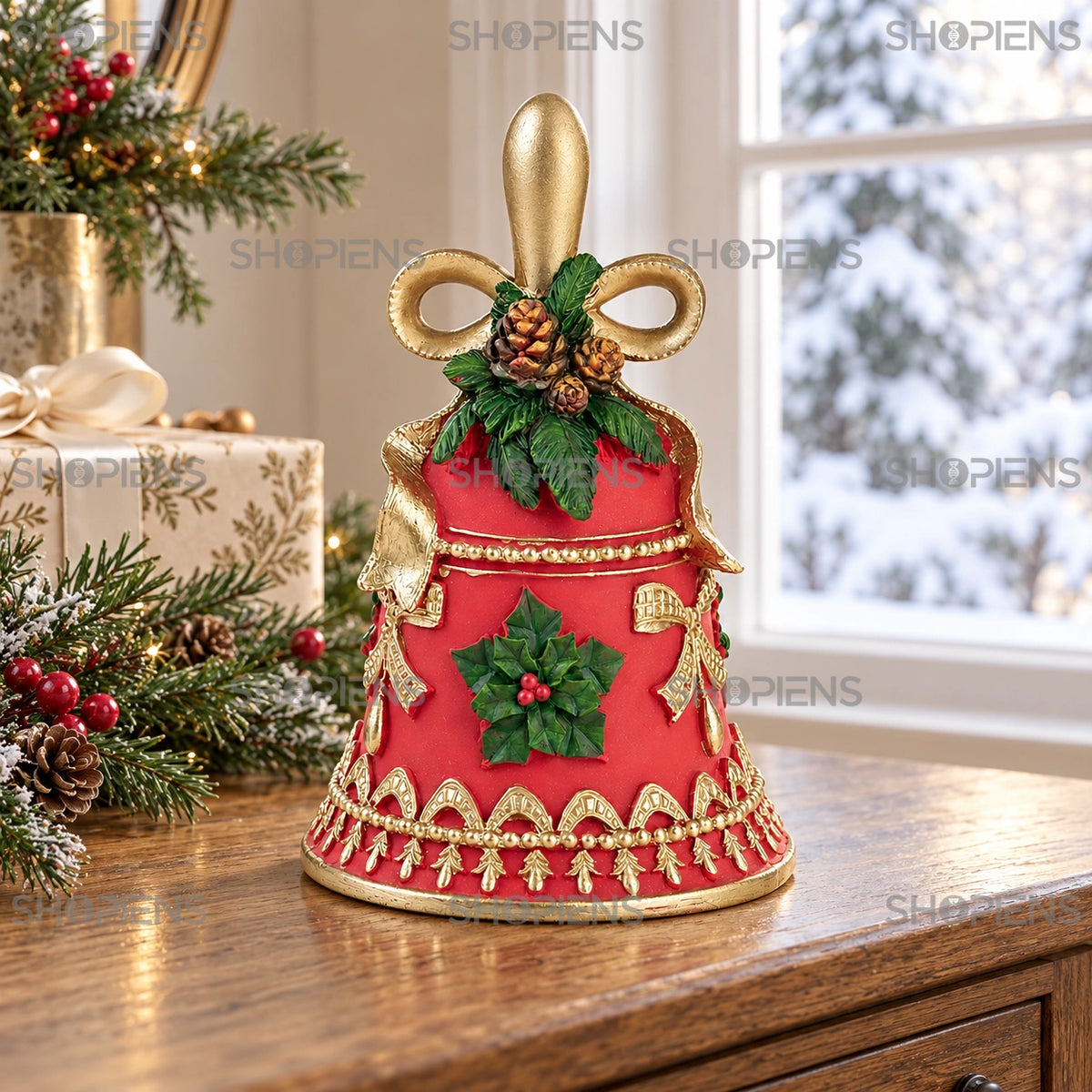 Clopot decorativ roșu cu conuri și detalii aurii, 20 cm pe o consolă lângă fereastră, într-un decor de iarnă | Shopiens®