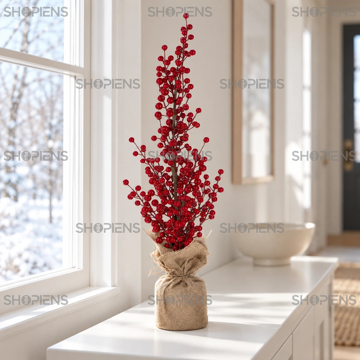 Compoziție înaltă cu ramuri și fructe roșii, 62 cm pe o consolă lângă fereastră, într-un decor de iarnă | Shopiens®