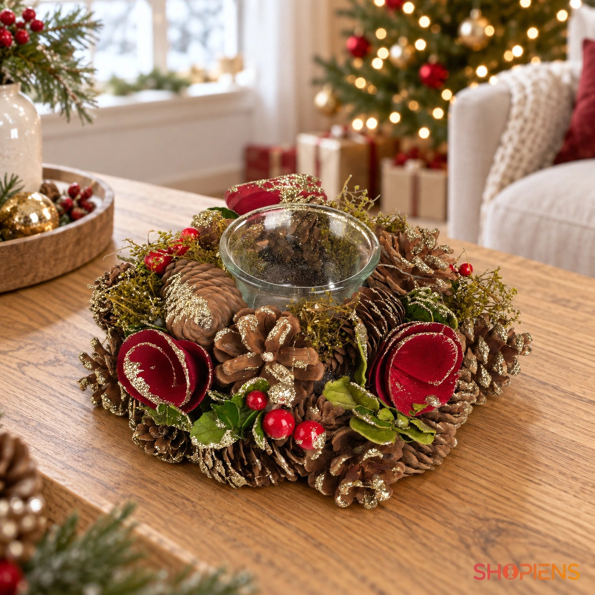 Coroniță pentru lumânare cu flori și conuri aurii în decor de Crăciun pe o comodă din lemn | Shopiens®