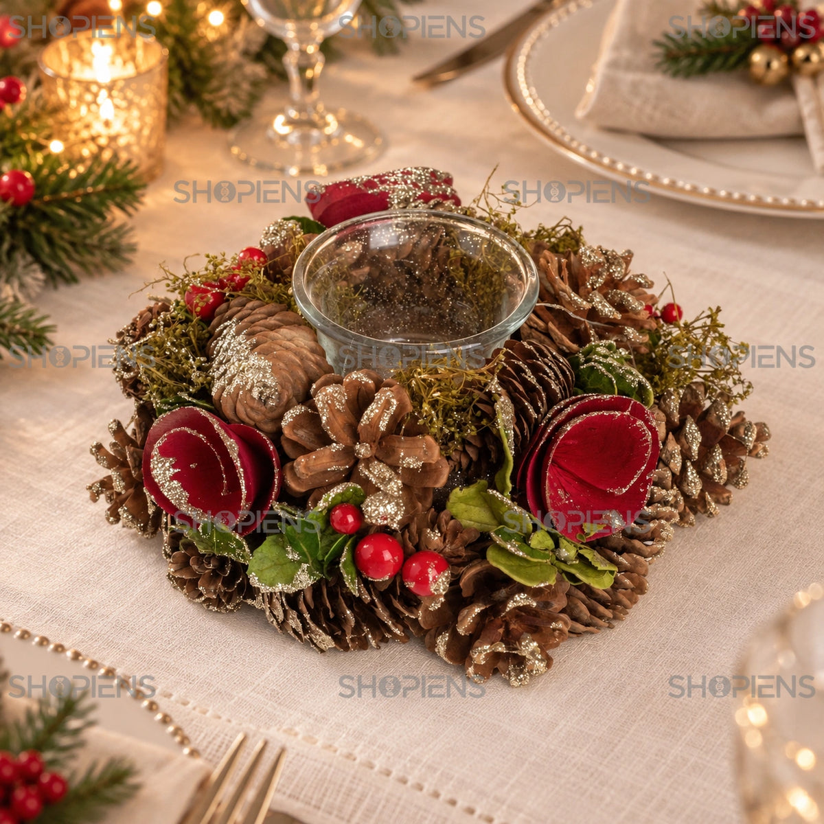 Coroniță pentru lumânare cu flori și conuri aurii pe masa festivă de Crăciun | Shopiens®