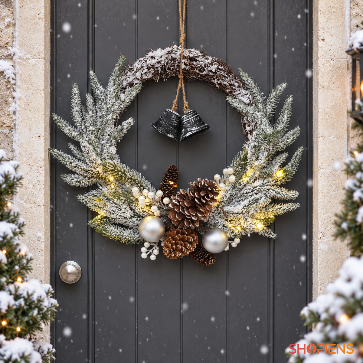 Coroniță ninsă cu clopoței argintii și LED, Ø60 cm, pe ușa de la intrare, decor neinclus | Shopiens®