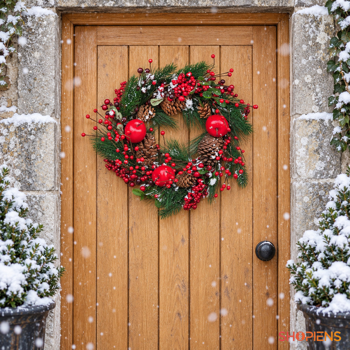 Coroniță de pin nins cu mere roșii și conuri, Ø45 cm, pe ușa de la intrare, decor neinclus | Shopiens®