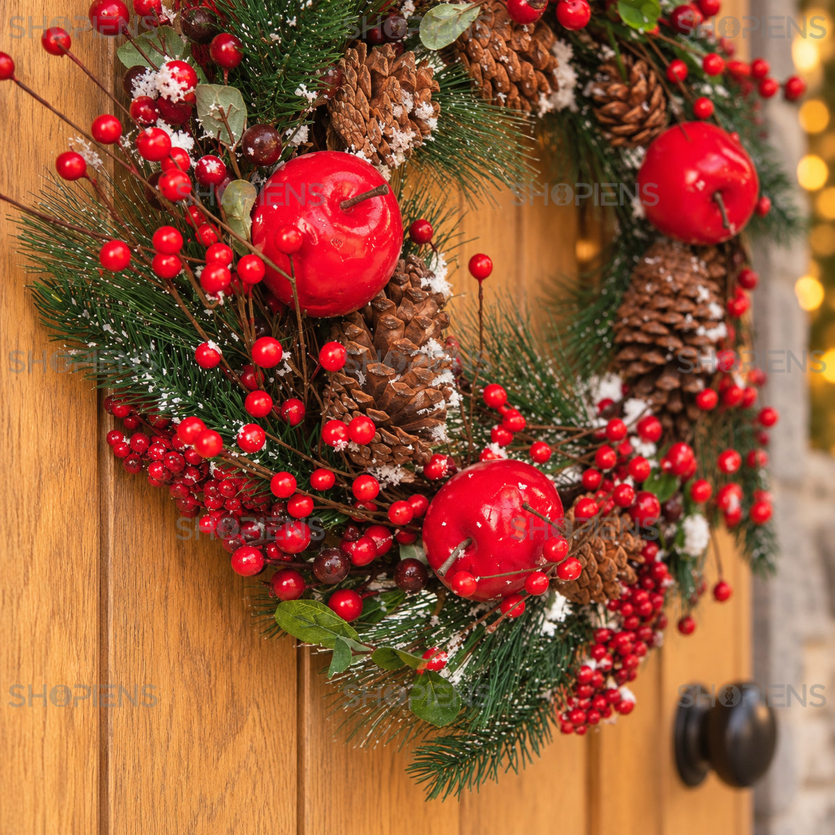 Coroniță de pin nins cu mere roșii și conuri, Ø45 cm, detaliu apropiat al designului, decor neinclus | Shopiens®