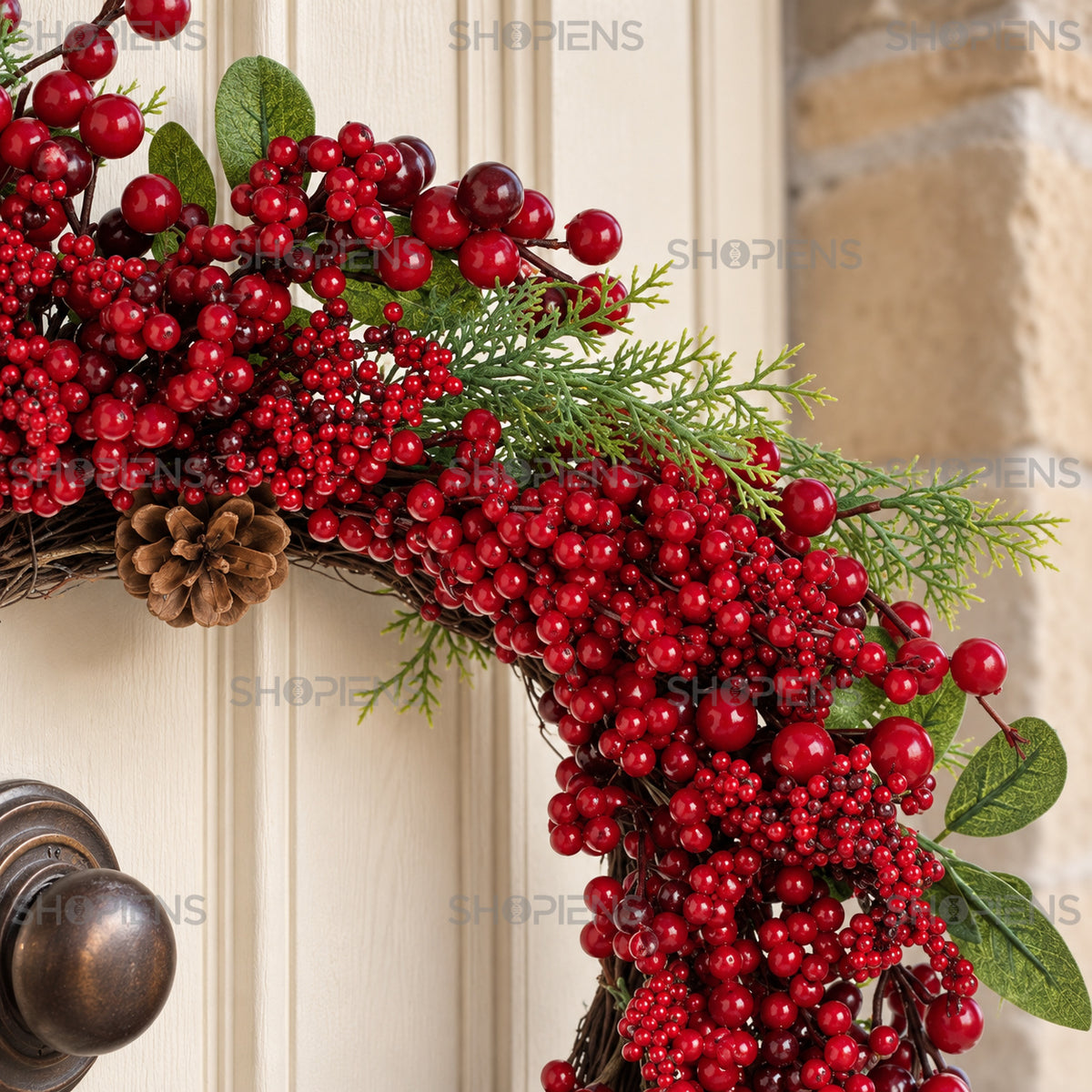 Coroniță cu pomușoare roșii și conuri, Ø50 cm, detaliu al crenguțelor și volumului, decor neinclus | Shopiens®