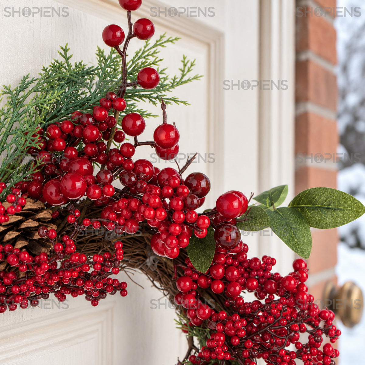 Coroniță cu pomușoare roșii și verdeață, Ø40 cm, detaliu al crenguțelor și volumului, decor neinclus | Shopiens®