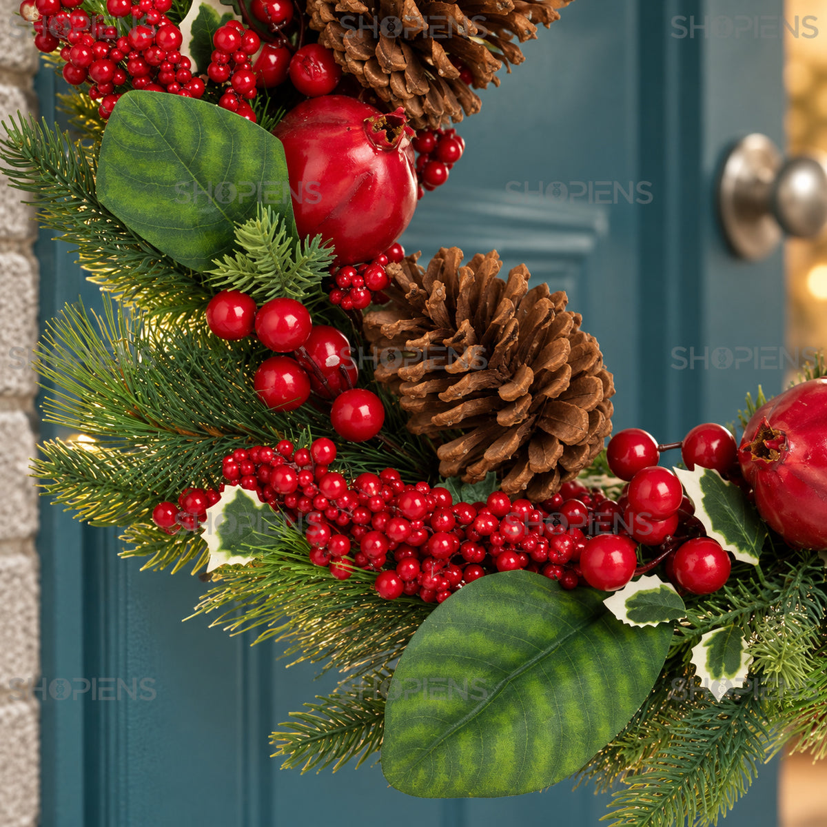Coroniță cu rodii, conuri și frunze verzi, Ø50 cm, detaliu apropiat al designului, decor neinclus | Shopiens®