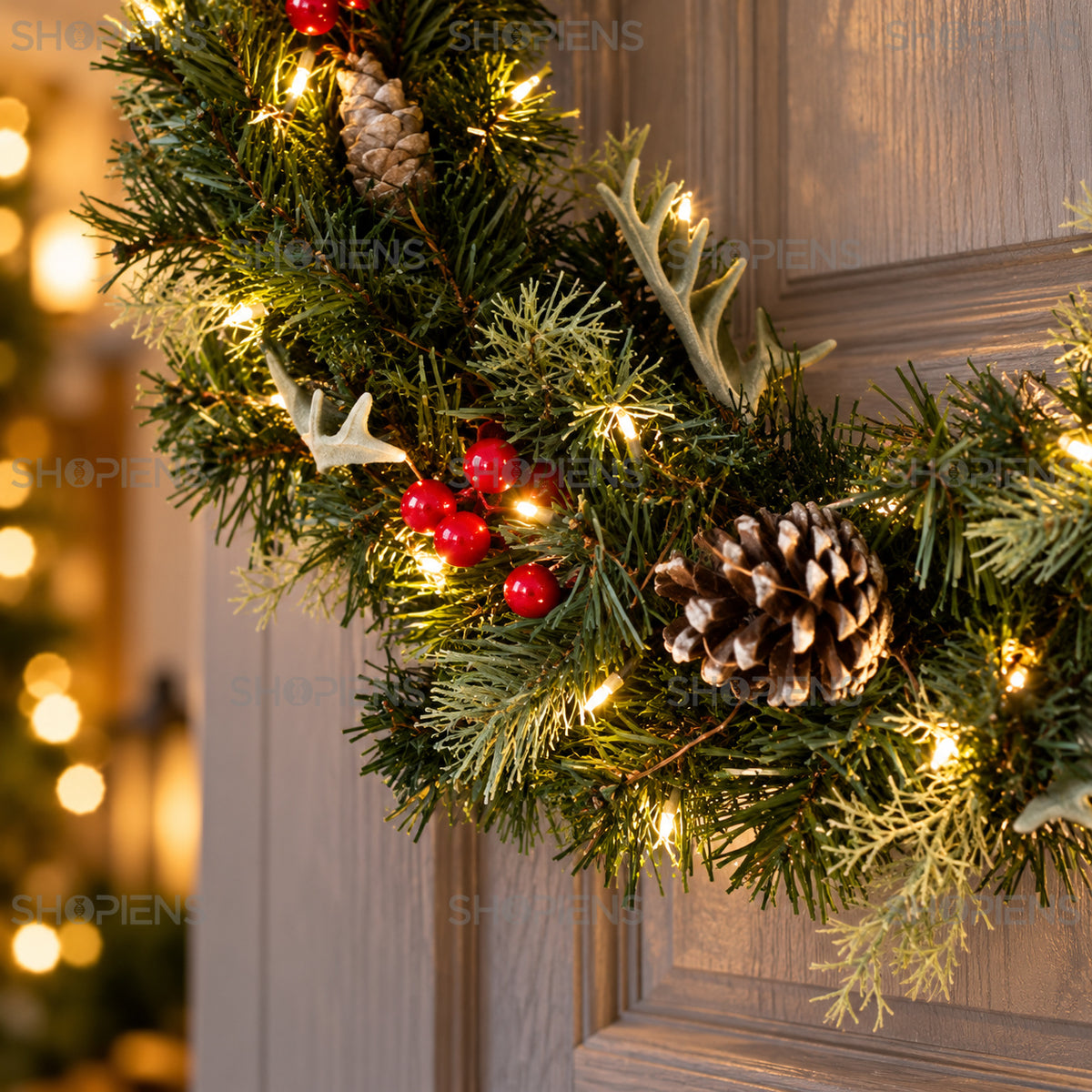 Coroniță verde cu LED, conuri și pomușoare, Ø50 cm, detaliu apropiat al designului, decor neinclus | Shopiens®