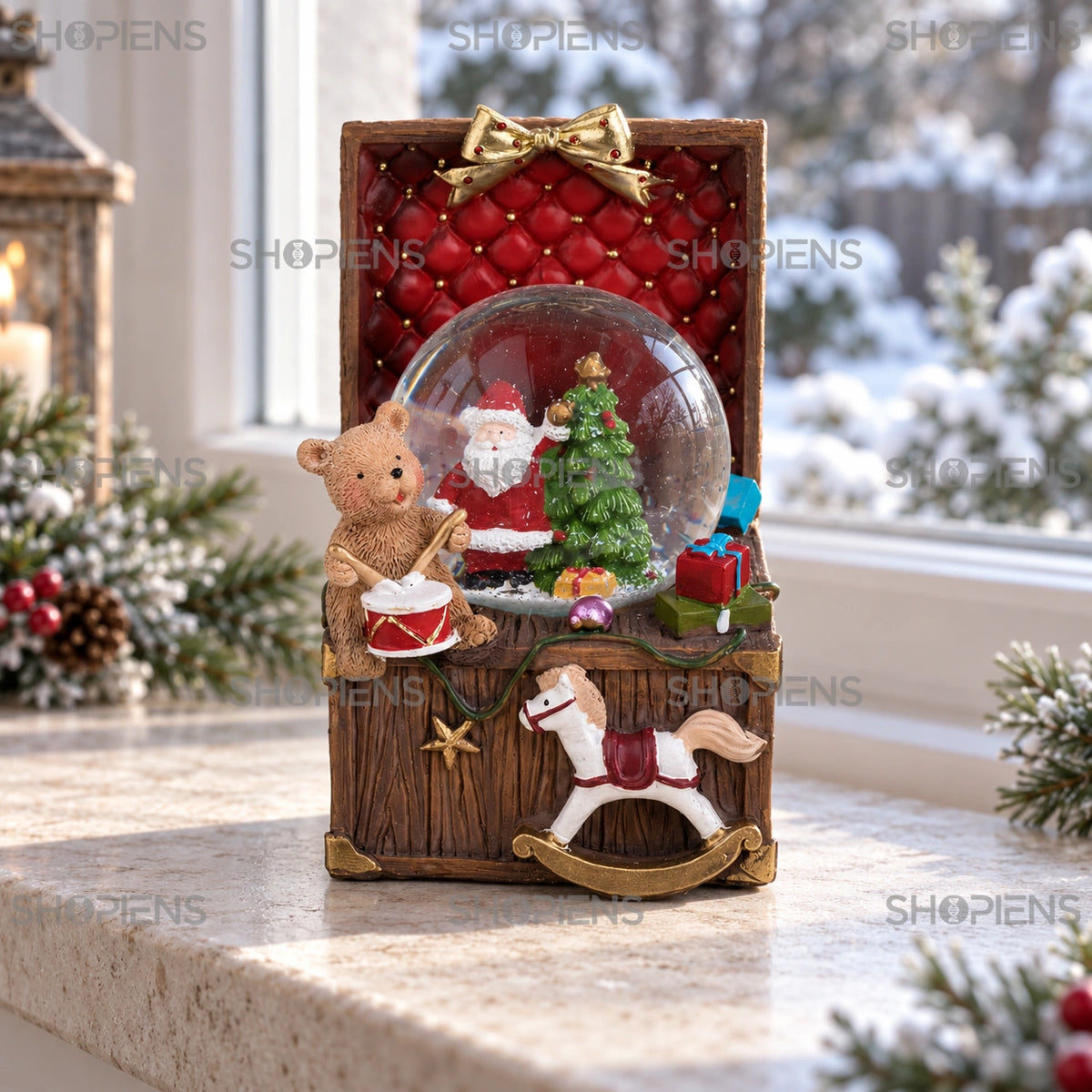 Cufăr muzical cu glob, Moș Crăciun și jucării, 13,5 cm lângă fereastră, în decor de iarnă | Shopiens®