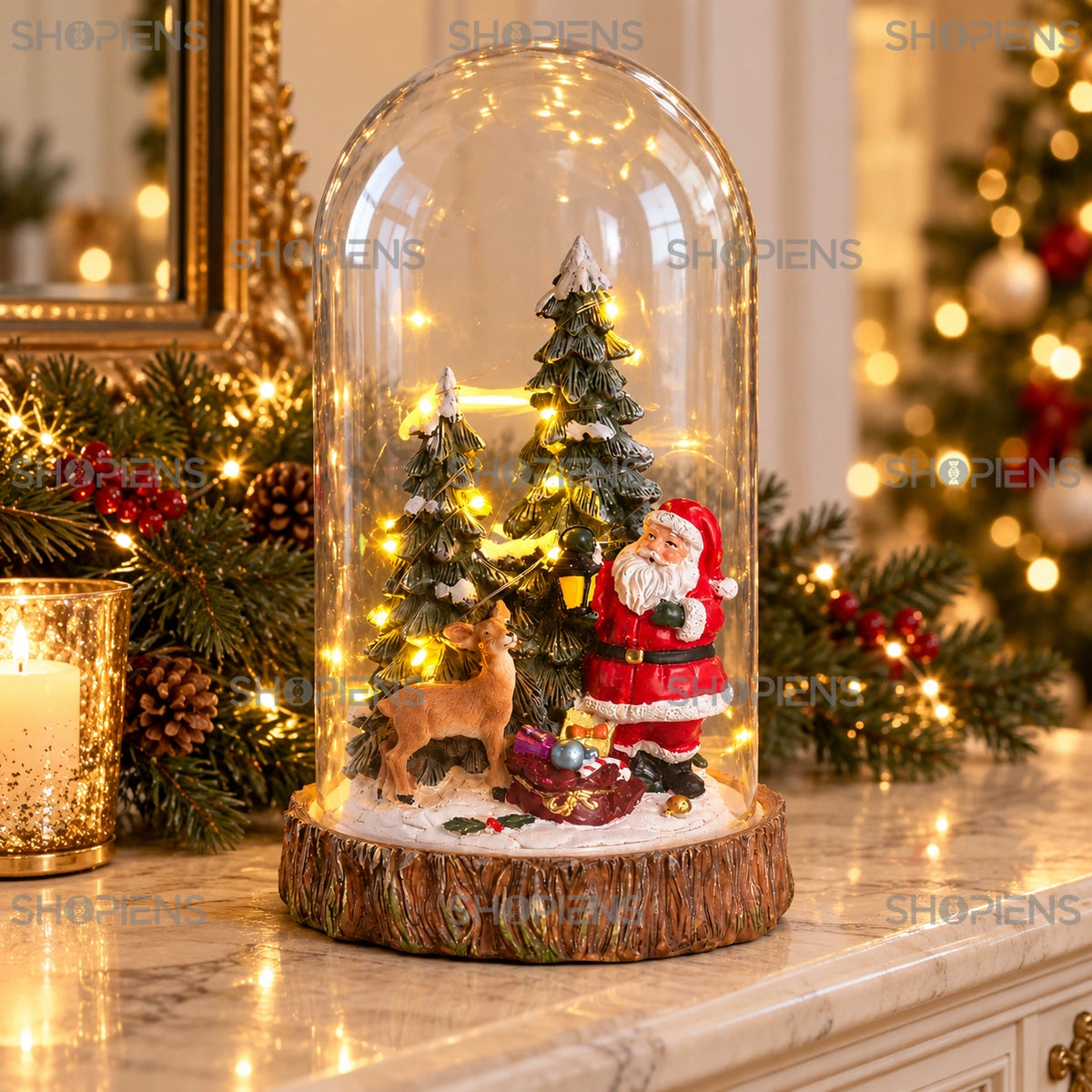 Cupolă cu Moș Crăciun, ren și brazi, 26 cm pe șemineu, într-un decor de seară cu lumini de Crăciun | Shopiens®