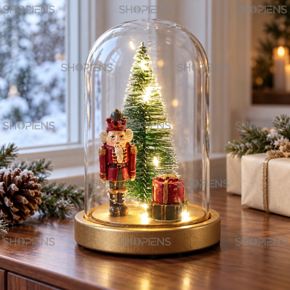 Cupolă cu soldățel și brad luminos, 20 cm pe o consolă lângă fereastră, într-un decor de iarnă | Shopiens®