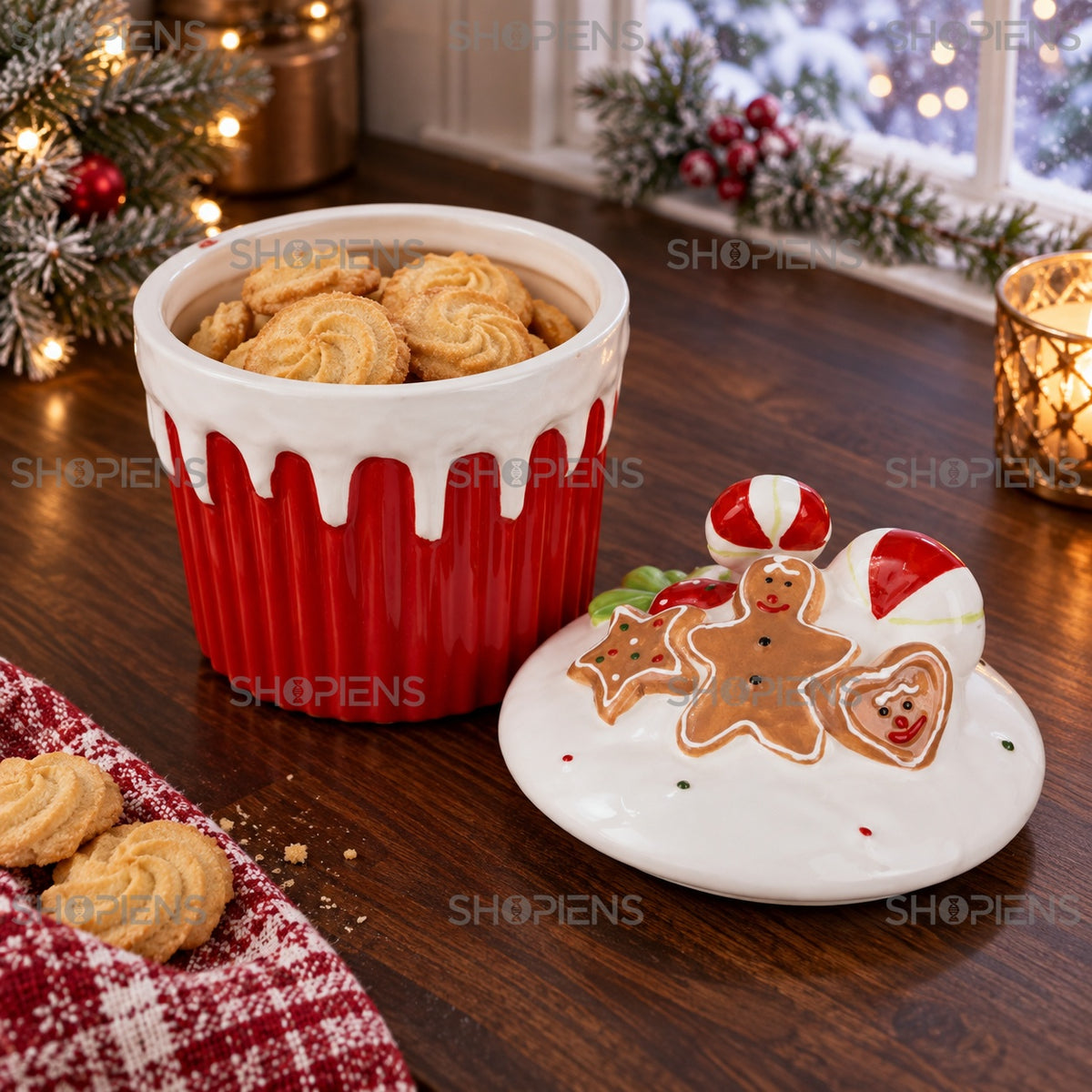 Cutie cupcake roșie cu capac candy și turtă dulce cu capacul deschis și dulciuri în interior