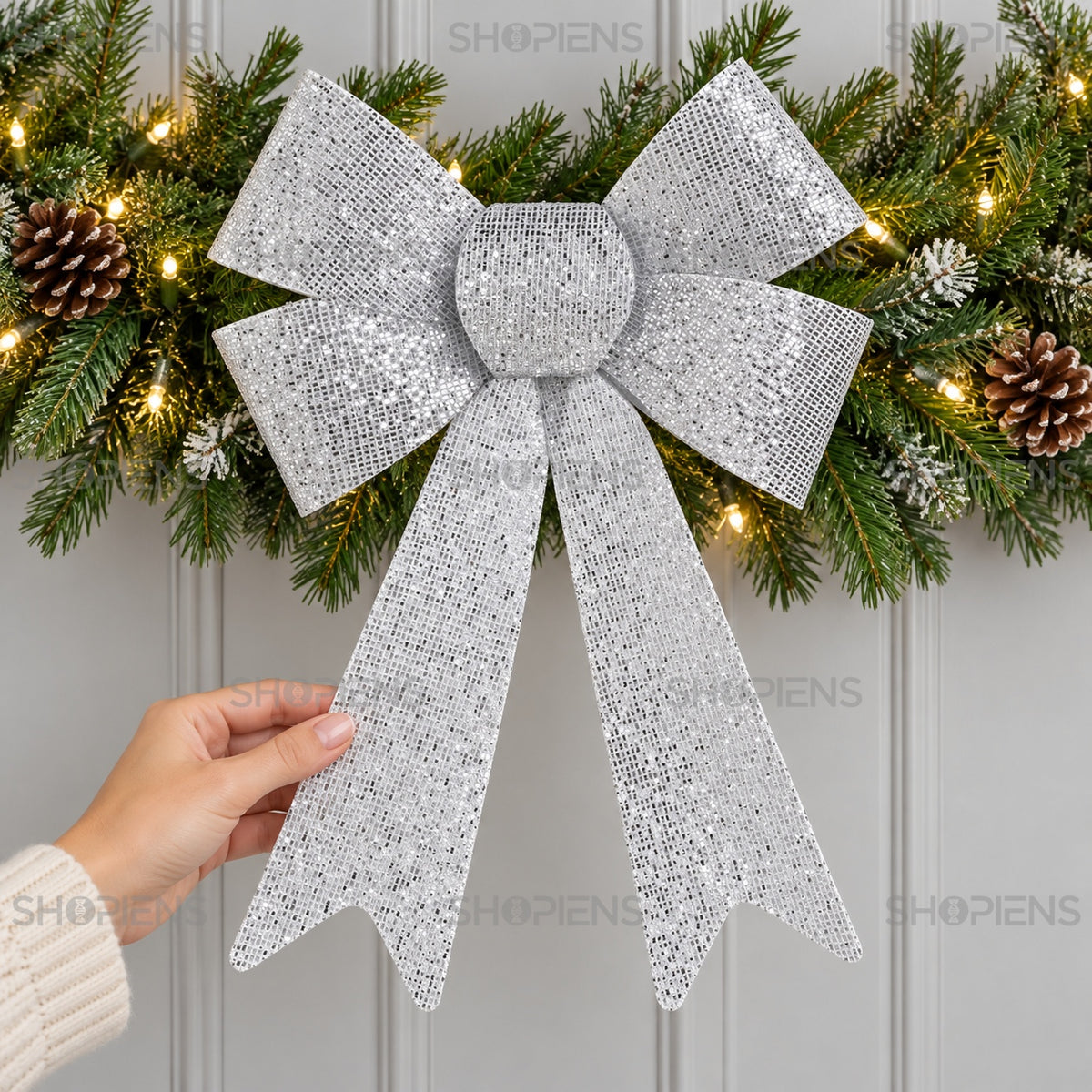 Fundă argintie cu glitter și bucle duble, 23 × 32 cm, detaliu lifestyle, decor neinclus | Shopiens®