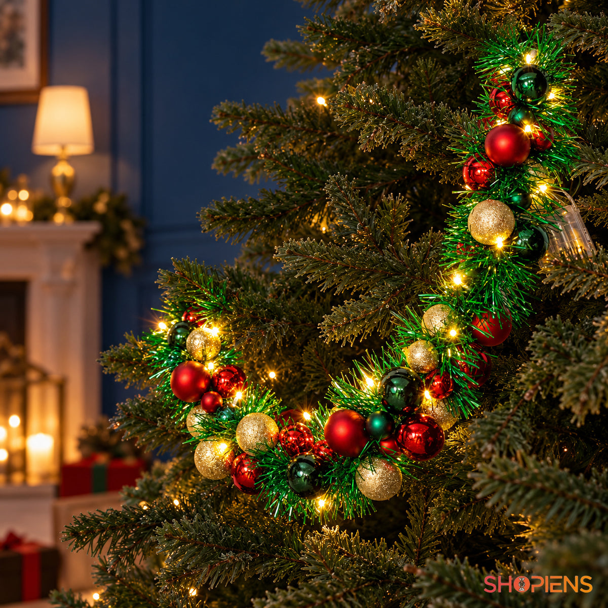 Ghirlandă cu beteală verde, globuri și 30 de LED-uri, 150 cm, aprinsă pe ramurile bradului, vedere apropiată, decor neinclus | Shopiens®