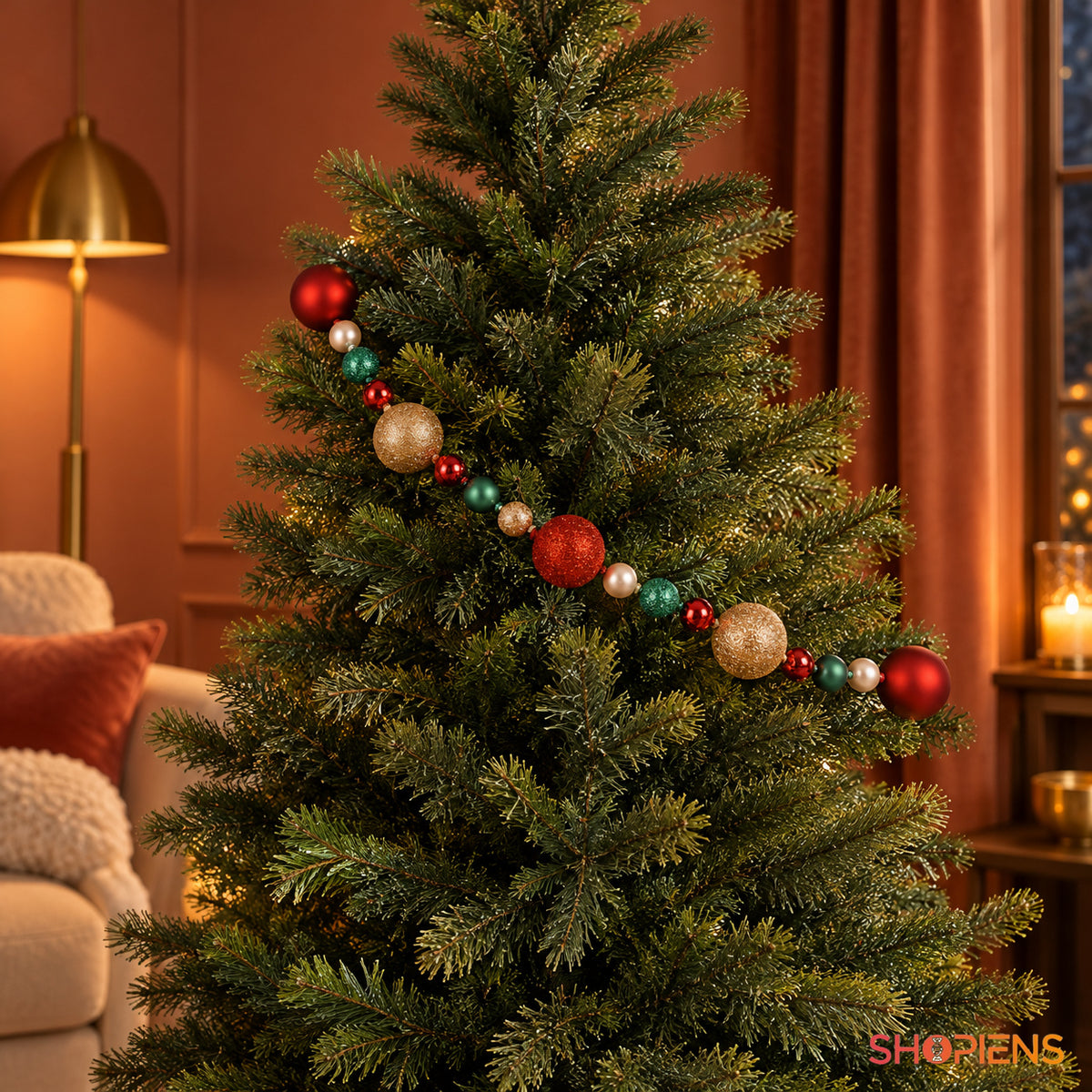 Ghirlandă cu globuri roșii, verzi și șampanie de 6 cm, 2,08 m, așezată în brad într-un living festiv, decor neinclus | Shopiens®