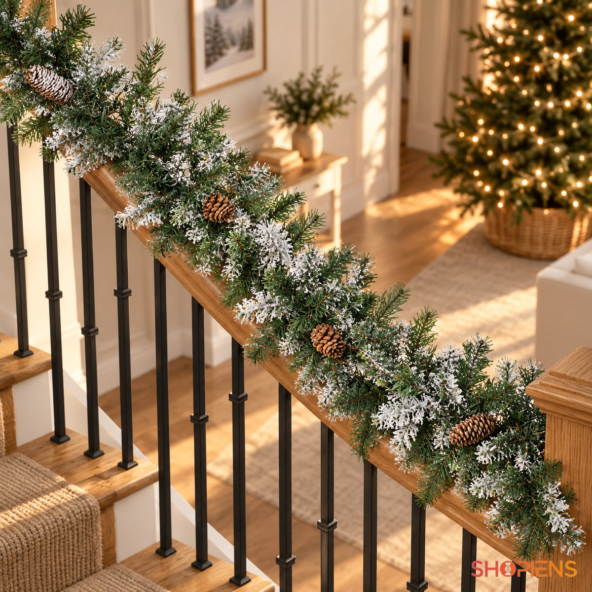 Ghirlandă ninsă cu 225 de ramuri și conuri, 2,7 m x 20 cm, montată pe balustrada scării, decor neinclus | Shopiens®