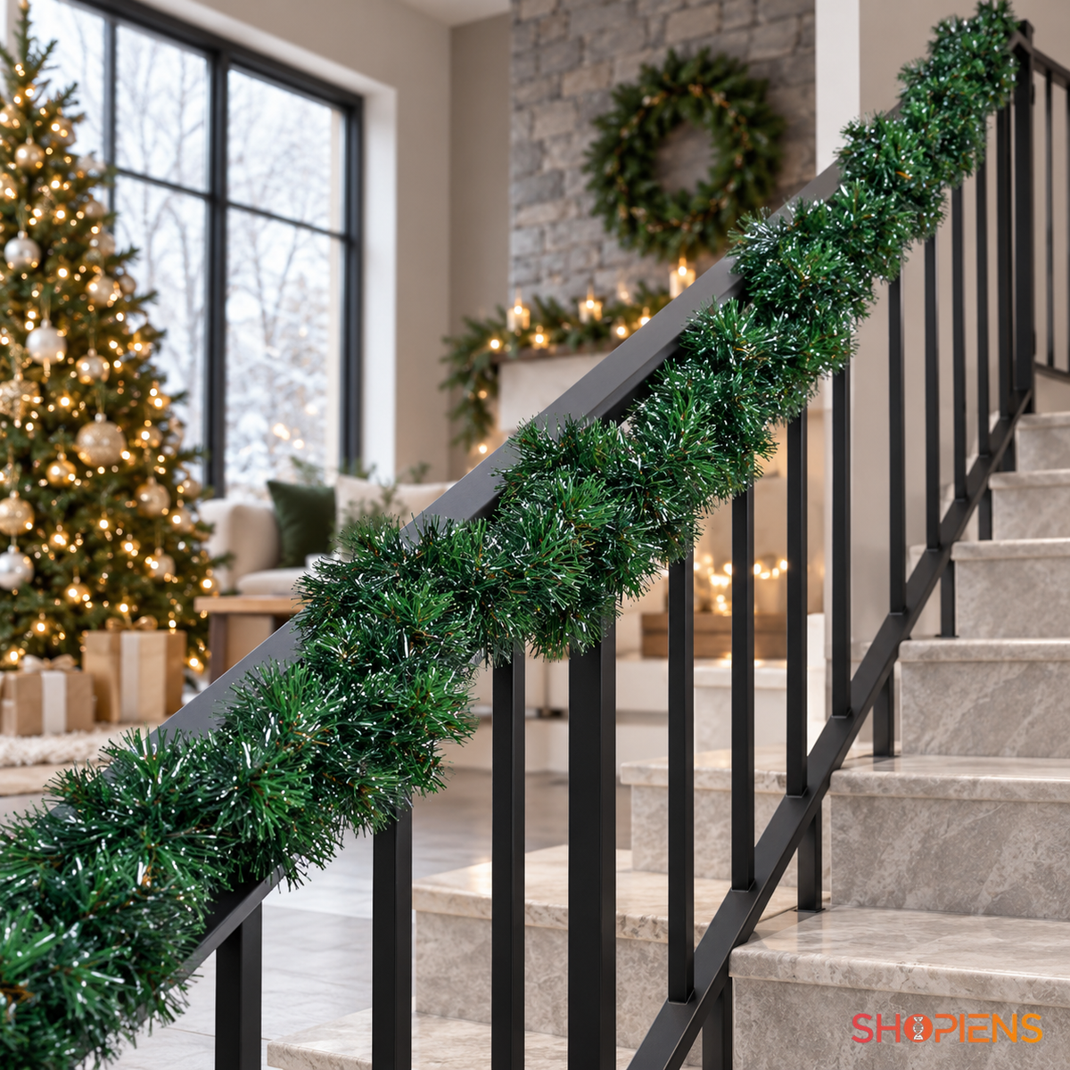 Beteală verde tinsel, 2,7 m x 6 cm, montată pe balustrada scării, decor neinclus | Shopiens®