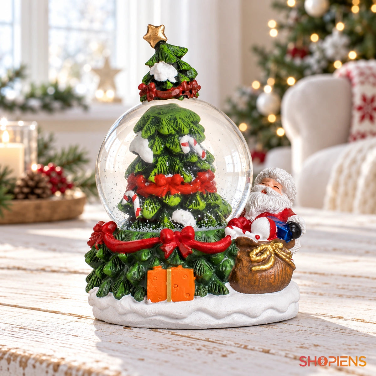Glob cu brad și Moș Crăciun în sac, 13 cm într-un decor luminos de Crăciun | Shopiens®