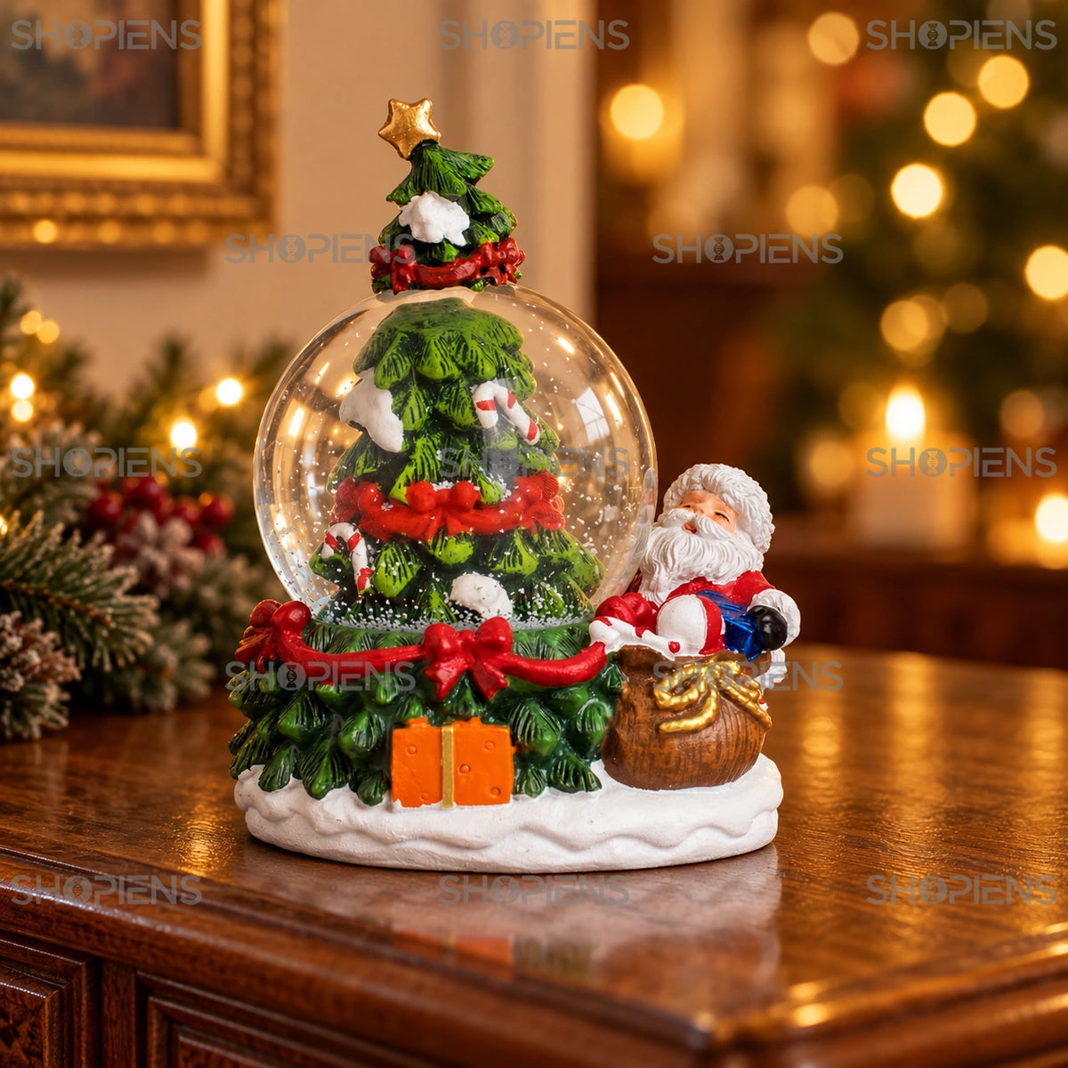 Glob cu brad și Moș Crăciun în sac, 13 cm într-un decor festiv de seară | Shopiens®