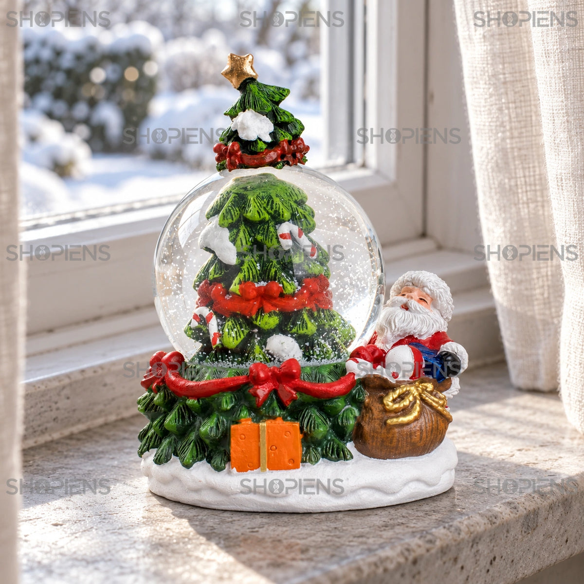 Glob cu brad și Moș Crăciun în sac, 13 cm lângă fereastră, în lumină de iarnă | Shopiens®