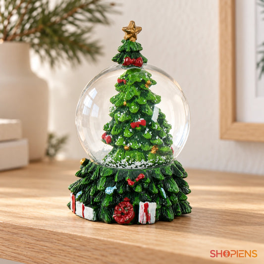 Glob cu brad împodobit și stea aurie, 8 cm pe o consolă într-un decor luminos | Shopiens®